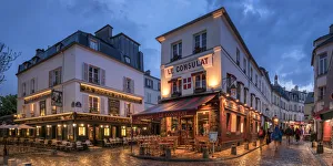 Images Dated 8th August 2017: Streets of Montmartre at night, Paris, France