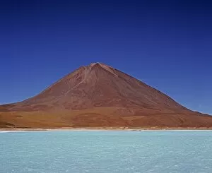 Images Dated 17th June 2009: The striking turquoise waters of Laguna Verde with