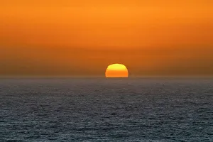 Images Dated 13th September 2022: Sun setting into sea, Concon, Valparaiso Province, Valparaiso Region, Chile