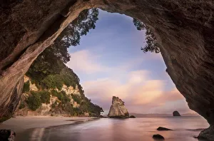 Images Dated 1st November 2019: Sunrise at Cathedral Cove, Coromandel Peninsula, New Zealand