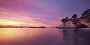 Images Dated 4th November 2019: Sunrise at Cathedral Cove, Coromandel Peninsula, New Zealand