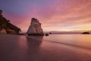 Images Dated 4th November 2019: Sunrise at Cathedral Cove, Coromandel Peninsula, New Zealand
