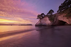 Images Dated 4th November 2019: Sunrise at Cathedral Cove, Coromandel Peninsula, New Zealand