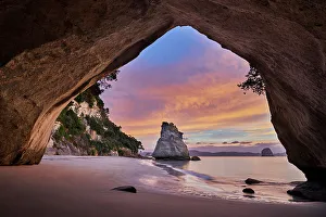 Images Dated 4th November 2019: Sunrise at Cathedral Cove, Coromandel Peninsula, New Zealand