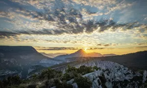 Images Dated 27th March 2023: Sunrise over the Gorge du Verdon, Provence-Alpes-Cote d'Azur, France