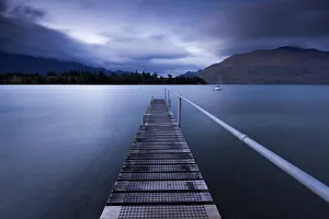 Images Dated 1st November 2019: Sunrise at Lake Wakatipu, Queenstown, New Zealand