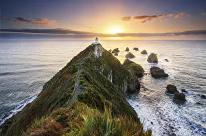 Images Dated 1st November 2019: Sunrise at Nugget Point Lighthouse, New Zealand