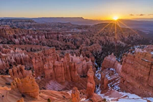 Images Dated 26th April 2022: Sunrise over Queens Garden, Bryce Canyon National Park, Utah, USA