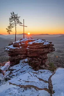 Images Dated 15th March 2023: Sunrise on the Rotzenfels, Gossenweiler-Stein, Palatinate forest, Rhineland-Palatinate, Germany