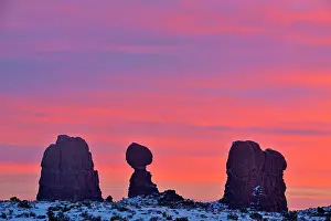 Cirrus Prints: Sunrise skies ovalanced Rock, Arches National Park, Utah, USA