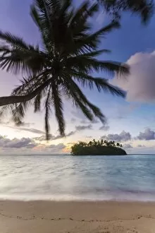 Cook Islands Gallery: Sunrise over small islet, Rarotonga, Cook Islands