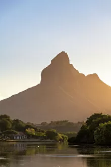 Images Dated 5th February 2019: Sunrise at Tamarin bay with Rempart mountain in the background. Tamarin, Black River