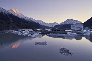 Images Dated 4th November 2019: Sunrise at Tasman Lake, Mount Cook National Park, Canterbury, New Zealand
