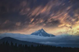 Images Dated 14th September 2016: Sunset and clouds over Mount Jefferson, Central Oregon, USA