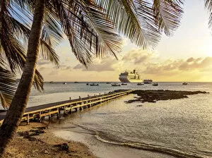 Images Dated 5th May 2020: Sunset at the coast of George Town, Grand Cayman, Cayman Islands