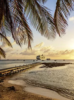 Images Dated 5th May 2020: Sunset at the coast of George Town, Grand Cayman, Cayman Islands
