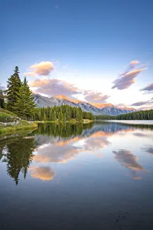 Images Dated 21st February 2020: Sunset at Johnson Lake, Banff National Park, Canadian Rockies, Alberta, Canada