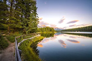 Images Dated 21st February 2020: Sunset at Johnson Lake, Banff National Park, Canadian Rockies, Alberta, Canada