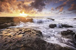 Images Dated 1st November 2019: Sunset at Maori Bay beach, Auckland, New Zealand