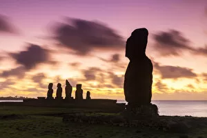 Images Dated 7th December 2017: Sunset over Moai at Tahai, Easter Island, Polynesia, Chile