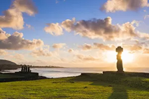 World Wonders Collection: Sunset over Moai at Tahai, Easter Island, Polynesia, Chile
