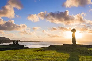 Images Dated 7th December 2017: Sunset over Moai at Tahai, Easter Island, Polynesia, Chile