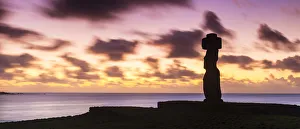 Images Dated 7th December 2017: Sunset over Moai at Tahai, Easter Island, Polynesia, Chile