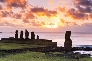 Images Dated 7th December 2017: Sunset over Moai at Tahai, Easter Island, Polynesia, Chile