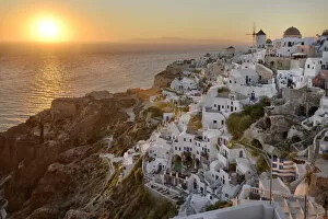 Images Dated 4th October 2013: Sunset in Oia, Santorini, Kyclades, South Aegean, Greece, Europe