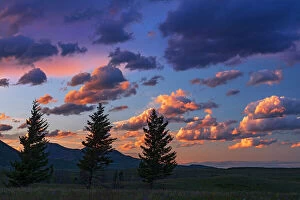 Images Dated 5th June 2023: Sunset on the Red Rock Parkway Waterton Lakes National Park, Alberta, Canada