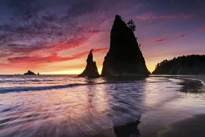 Images Dated 4th September 2017: Sunset at Rialto Beach, Olympic National Park, Washington, USA