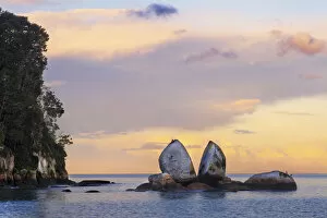 Images Dated 1st November 2019: Sunset at Split Apple Rock, Tasman, New Zealand