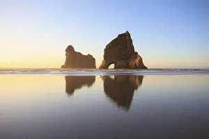 Images Dated 1st November 2019: Sunset at Wharariki beach, Tasman, New Zealand