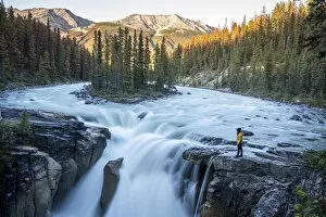 Images Dated 21st February 2020: Sunwapta Falls, Icefields Parkway, Jasper, Canadian Rockies, Canada