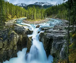 Images Dated 17th April 2018: Sunwapta Falls, Jasper National Park, Alberta, Canada