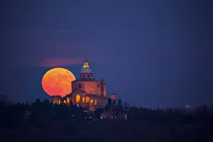 Images Dated 22nd January 2018: Supermoon rising over Monasero della Madonna di San Luca, Bologna, Italy
