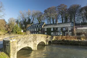 Images Dated 15th March 2021: The Swan pub and bridge, Bibury, Cotswolds, Gloucestershire, England, UK