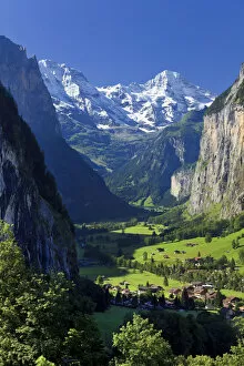 Images Dated 20th December 2010: Switzerland, Bernese Oberland, Lauterbrunnen town and Valley