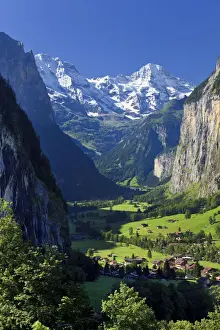 Switzerland, Bernese Oberland, Lauterbrunnen town and Valley
