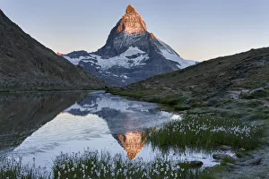 Images Dated 29th October 2021: Switzerland, Canton of Valais, lake Riffelsee, Matterhorn