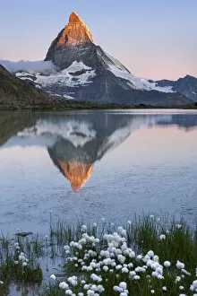 Images Dated 29th October 2021: Switzerland, Canton of Valais, lake Riffelsee, Matterhorn