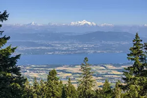 Images Dated 15th November 2021: Switzerland, Canton of Vaud, View from La Dole mountain, Lake Geneva