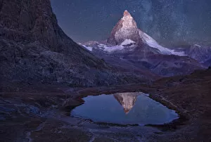 Images Dated 5th November 2019: Switzerland, Swiss Alps, Valais, Matterhorn at night with riffelsee, (m)