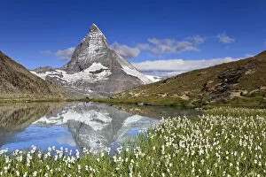 Images Dated 31st January 2011: Switzerland, Valais, Zermatt, Matterhorn (Cervin) Peak and Riffel Lake