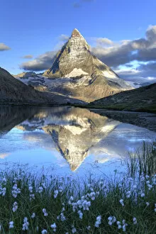 Images Dated 20th December 2010: Switzerland, Valais, Zermatt, Matterhorn (Cervin) Peak and Riffel Lake