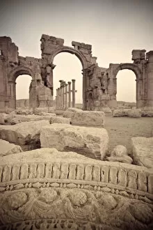 Images Dated 20th January 2010: Syria, Palmyra ruins (UNESCO Site), Great Colonnade and Monumental Arch