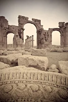 Syria, Palmyra ruins (UNESCO Site), Great Colonnade and Monumental Arch