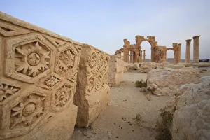 Syria, Palmyra ruins (UNESCO Site), Great Colonnade and Monumental Arch