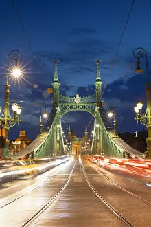 Images Dated 15th November 2018: Szabadsag Bridge at dusk, Budapest, Hungary