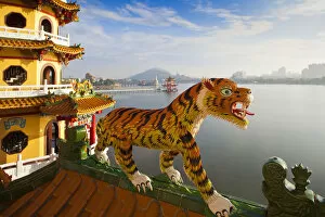 Images Dated 27th April 2012: Taiwan, Kaohsiung, Lotus pond, Dragon and Tiger Tower Temple